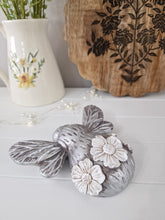 Load image into Gallery viewer, Spring Rustic Silver Mountable Floral Bee Figure