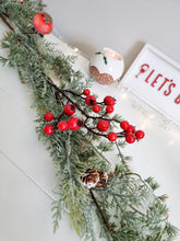 Load image into Gallery viewer, Green Foliage, Red Berry &amp; Robin Figure Garland
