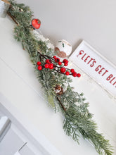 Load image into Gallery viewer, Green Foliage, Red Berry &amp; Robin Figure Garland
