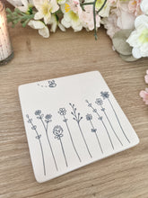 Load image into Gallery viewer, White &amp; Grey Floral Coaster With Bees
